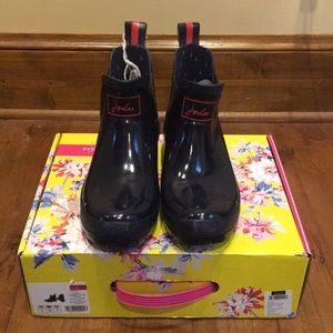 NWT Joules Wellibob gloss rain booties in navy